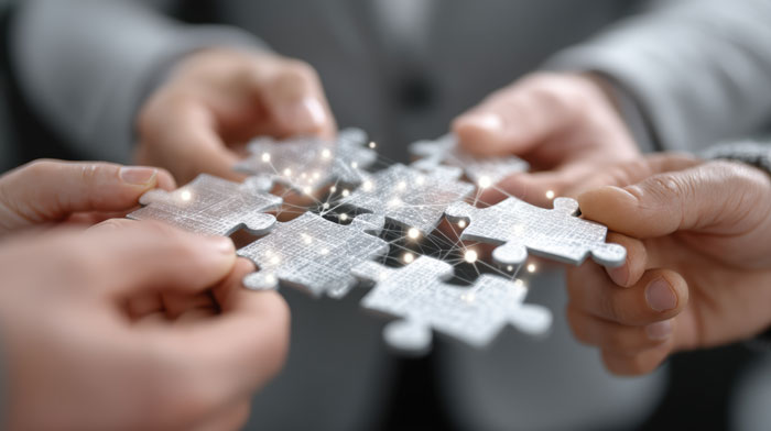 Une équipe d'entreprise collaborant avec des prestataires externes pour proposer des solutions B2B intégrées, assurant une parfaite compatibilité avec les systèmes existants des clients.
